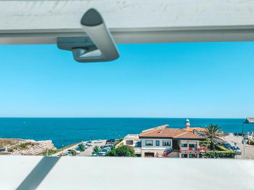苏安塞斯Hotel Playa de Los Locos的海景窗户。