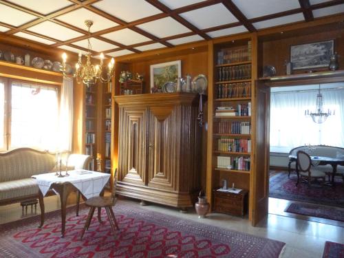 罗滕堡伯格酒店的客厅配有沙发、桌子和书架