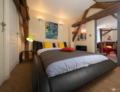 布鲁瓦la Forge du Roy的一间卧室配有一张黑色床架床