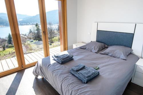 热拉梅Moho Mountain Home的一间卧室,配有一张带两个袋子的床