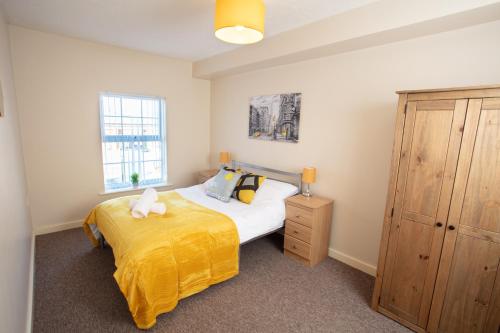 沃灵顿Ample Comforts, Centrally Located, Town Centre的一间卧室配有一张黄色毯子床
