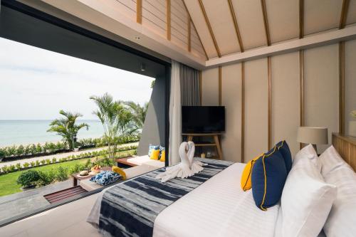 象岛KC Grande Resort Koh Chang的一间卧室设有一张床,享有海景
