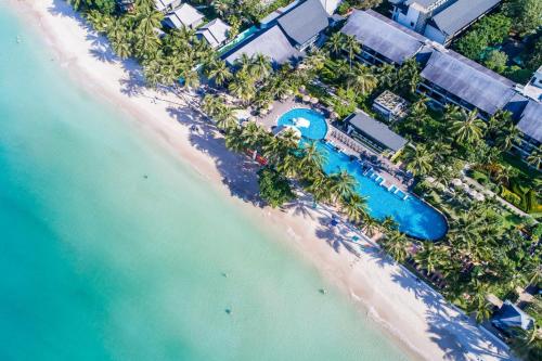 象岛KC Grande Resort Koh Chang的享有海滩和海洋的空中景致