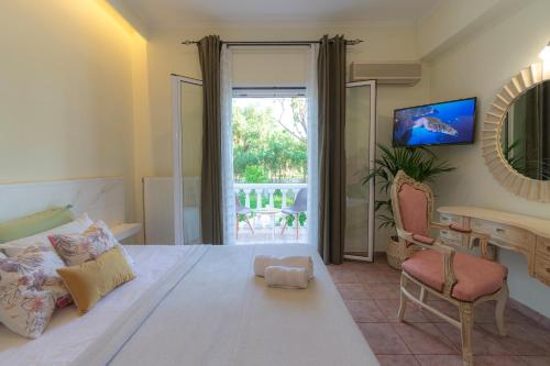 卡拉马孔Villas Margaris的一间卧室配有一张床、一张书桌和一个窗户。
