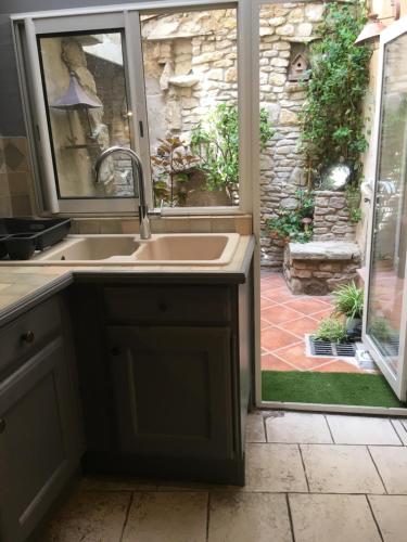 索尔格河畔利勒La 54 Provence的一个带水槽和大窗户的厨房