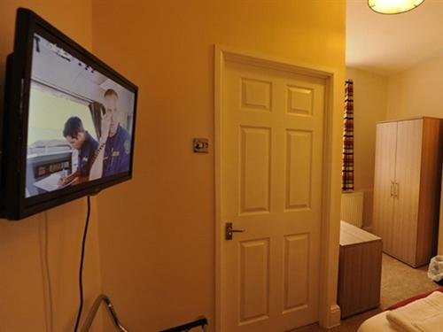 巴里盖尔的旅馆的挂在墙上的平面电视