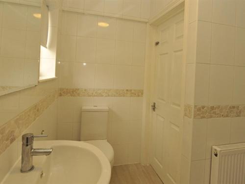 巴里盖尔的旅馆的白色的浴室设有卫生间和水槽。