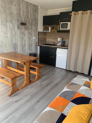 阿拉纽埃Studio cabine Piau-Engaly au pied des pistes的一间厨房,内设一张木桌
