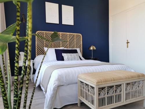 南特EDGAR - Hyper Centre的一间卧室设有一张床和蓝色的墙壁