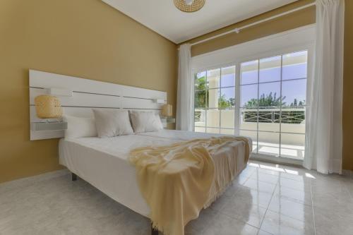 穆尔西亚Villa de Murcia - Relaxing Villa with Private Pool的一间卧室设有一张大床和一个大窗户
