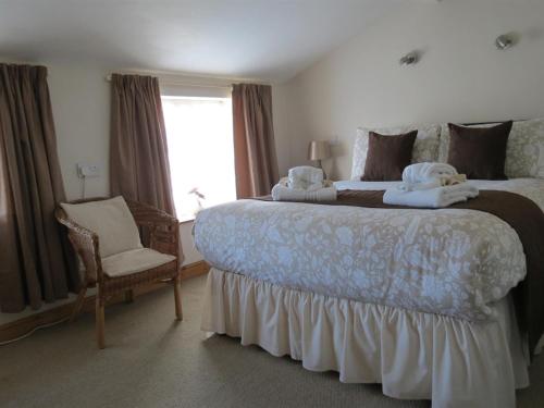 弗兰伯勒Crab pot cottage的一间卧室配有一张大床和毛巾