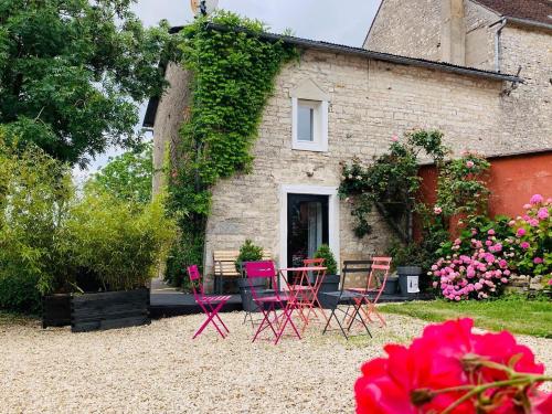 PréhyLa Petite maison de Céline & Frédéric avec piscine à Préhy的坐在房子前面的一组椅子