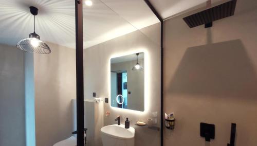 新拉巴蒂Katsoleil的一间带水槽和镜子的浴室