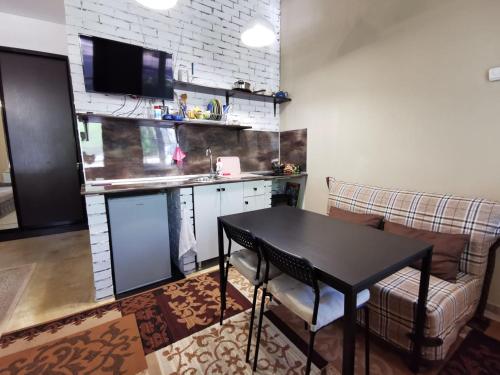 Apartment on Kraynego 34的厨房或小厨房