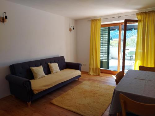 斯卢德尔诺Haus18.3的客厅配有蓝色的沙发和黄色的窗帘