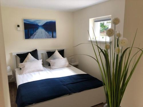 维斯马Sandstrand的一间卧室,里面装有床和植物