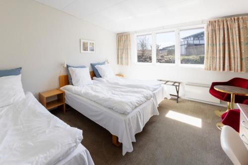 阿灵厄佩皮塔酒店的酒店客房设有两张床和窗户。