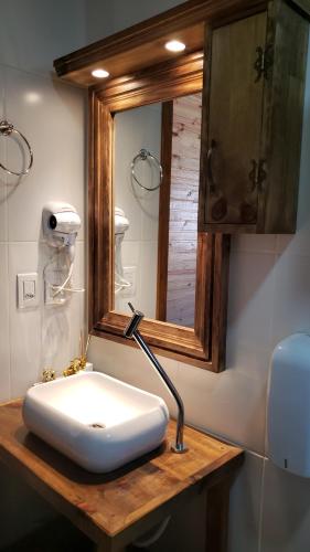 乌鲁比西Cabana Frio da Serra的浴室设有白色水槽和镜子
