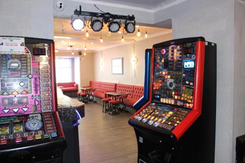 布莱克浦Calypso hotel Blackpool的餐厅旁边设有两台电子游戏机
