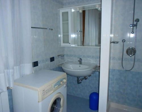 罗索利纳马雷Apartment Rosolina Mare 5的一间带洗衣机和水槽的浴室