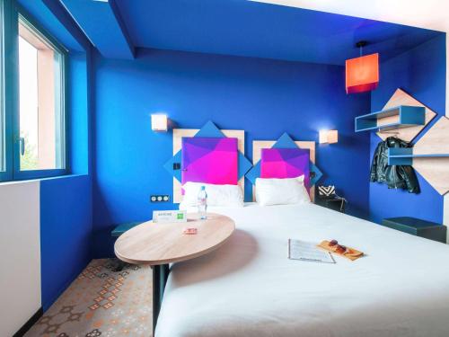 ibis styles Albi Centre Le Theatro客房内的一张或多张床位