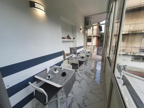 贾迪尼-纳克索斯GioRi的一间带桌椅的餐厅以及一个阳台