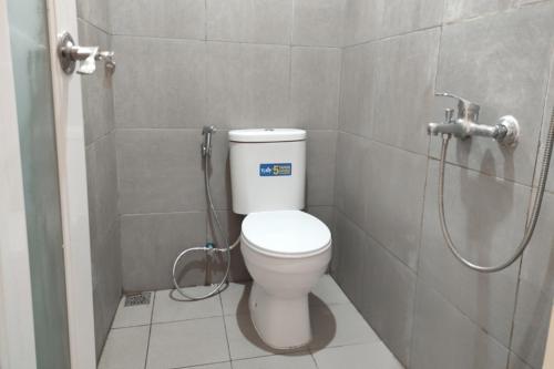沃诺索博RedDoorz near Agrowisata Kebun Teh Dieng的一间带卫生间和淋浴的浴室