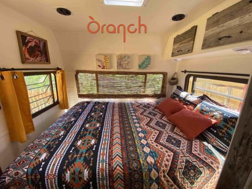 卡纳布Oranch House, Studio & Wilderness的卧室配有一张位于rv的床铺