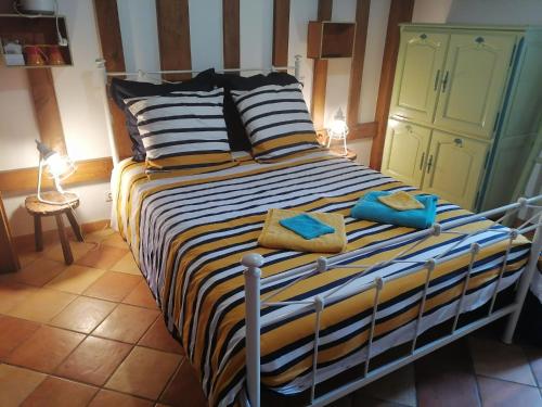 AudonMAISON PRATS的一间卧室配有一张大床和两条毛巾