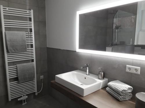 克桑滕Ferienwohnung Kurpark的浴室设有白色水槽和镜子