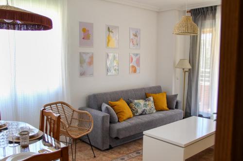 卡拉德费斯特拉特Benimar La Cala的客厅配有灰色的沙发和黄色的枕头。