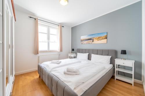 宾茨Residenz an der Prorer Wiek am Kurpark的一间卧室配有一张带白色床单的大床