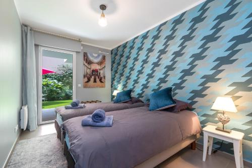 尼斯Residence Blue Harmony的一间卧室配有两张带毛巾的床