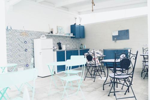 普尔萨诺B&B Alto Salento - Pool and Sun的厨房配有桌椅和冰箱。