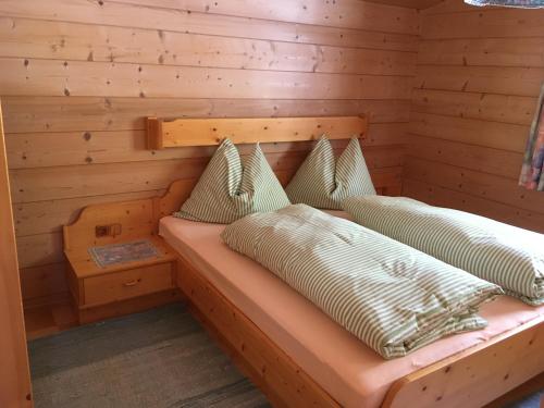 福尔施陶Appartement Sonnberg的小木屋,配有两张床