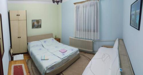 维舍格勒Prenoćište Dika的一间卧室设有两张床和窗户。