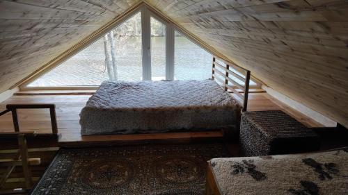 MiežoniaiNamelis prie ežero的阁楼间 - 带床和窗户