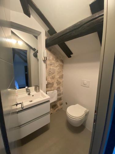 科托尔18th Century Villa in the UNESCO Bay of Kotor的浴室配有白色卫生间和盥洗盆。