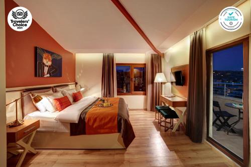 伊斯坦布尔The Fox Hotel的配有一张床和一张书桌的酒店客房