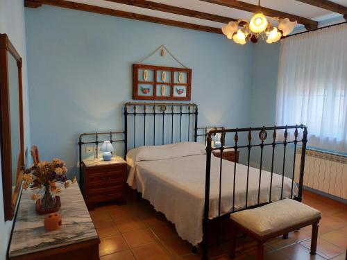 SobradilloCasa de turismo rural - Mirador de Santa Marina的一间卧室配有一张床、一把椅子和一张桌子