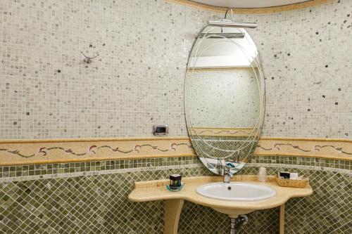 维泰博Hotel Villa Sofia的一间带水槽和镜子的浴室
