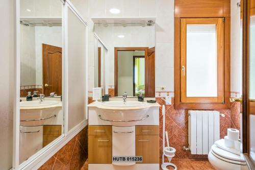 科贝拉罗布里加Alcam Can Macia的一间带两个盥洗盆和卫生间的浴室