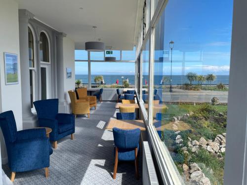兰迪德诺海德鲁酒店的一间设有桌椅的海景等候室