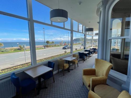 兰迪德诺海德鲁酒店的一间带桌椅的海景餐厅