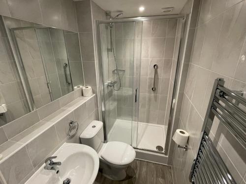 兰迪德诺海德鲁酒店的带淋浴、卫生间和盥洗盆的浴室