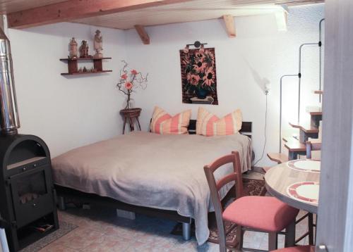 安娜贝格-布赫霍尔茨Ferienhaus Oertel的卧室配有一张床和一张桌子及椅子
