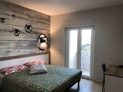 TolveLa pergolina的一间卧室配有一张木墙床