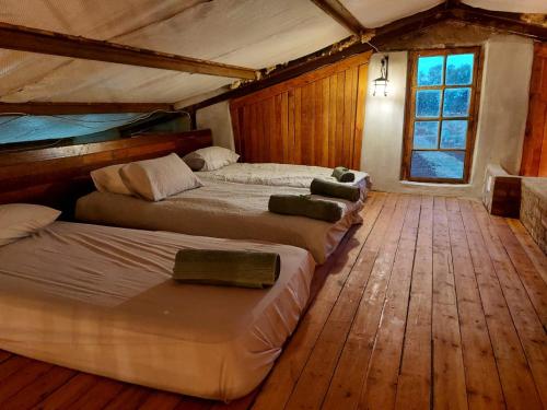 波切夫斯特鲁姆The Ancient Copper Shed的客房内设有两张床,铺有木地板,设有窗户。