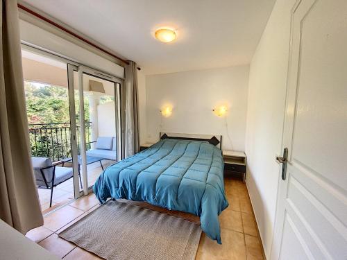 昂蒂布Appartement 2 pièces au cœur du Cap d'Antibes的一间卧室设有一张床和一个阳台