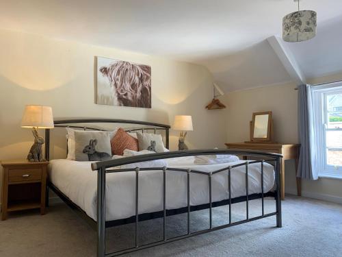 多切斯特纽因酒店 - 多尔切斯特的一间卧室设有一张床和一个窗口
